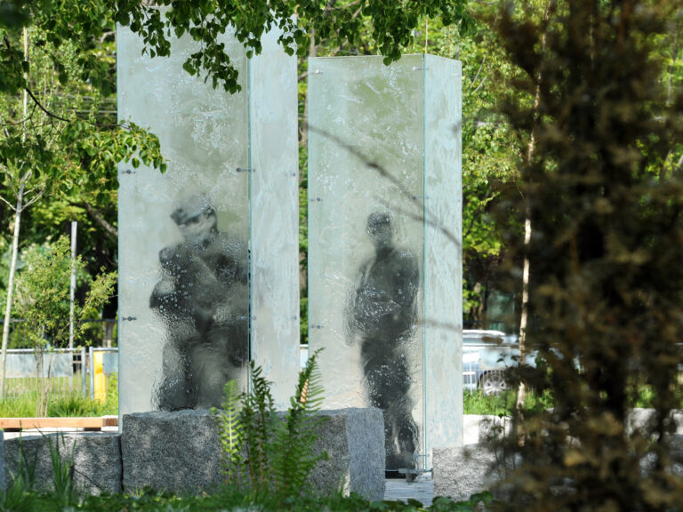 glass-monument-in-wroclaw-0202 glass-monument-in-wroclaw-0202